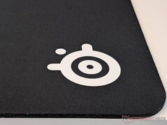 Gros plan sur le logo et la texture du tapis de souris.