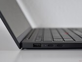 Enfin une bonne autonomie avec Intel : Le Lenovo ThinkPad X1 Carbon Gen 13 montre les progrès d'Intel en matière d'efficacité (source d'image : Benjamin Herzig)