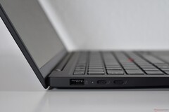 Enfin une bonne autonomie avec Intel : Le Lenovo ThinkPad X1 Carbon Gen 13 montre les progrès d'Intel en matière d'efficacité (source d'image : Benjamin Herzig)