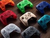 Les éditions Funtastic de la manette Bluetooth 8BitDo 64 comprennent sept couleurs translucides. (Source de l'image : 8BitDo)