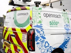 Un véhicule électrique spécialement conçu par Openreach, marquant la 5 000e camionnette électrique de l'entreprise sur les routes du Royaume-Uni (source d'image : Openreach)