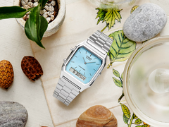 Le Casio AQ230A-2A1M se présente de manière esthétique sur une table.