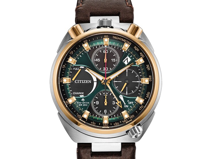 Citizen Promaster Tsuno Chrono Racer AV0104-06W, dotée d’un boîtier en acier inoxydable bicolore, d’un cadran vert émeraude, de sous-cadrans de chronographe noirs et d’un bracelet en cuir marron.