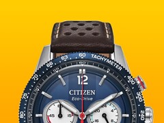 Gros plan sur le chronographe Citizen Racing CA4716-09L, montrant sa lunette tachymétrique bleue, son cadran bleu foncé avec des aiguilles et des index argentés, ses trois sous-cadrans, son aiguille centrale des secondes rouge et son bracelet en cuir perforé marron sur fond jaune.
