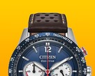 Gros plan sur le chronographe Citizen Racing CA4716-09L, montrant sa lunette tachymétrique bleue, son cadran bleu foncé avec des aiguilles et des index argentés, ses trois sous-cadrans, son aiguille centrale des secondes rouge et son bracelet en cuir perforé marron sur fond jaune.