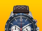 Gros plan sur le chronographe Citizen Racing CA4716-09L, montrant sa lunette tachymétrique bleue, son cadran bleu foncé avec des aiguilles et des index argentés, ses trois sous-cadrans, son aiguille centrale des secondes rouge et son bracelet en cuir perforé marron sur fond jaune.