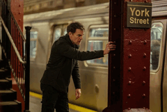 Dexter à la gare de York Street - il ne se cache plus dans l&#039;ombre, mais se déplace dans une ville construite sur des systèmes qu&#039;il chasse désormais de l&#039;intérieur. (Source de l&#039;image : Paramount Plus)