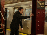 Dexter à la gare de York Street - il ne se cache plus dans l'ombre, mais se déplace dans une ville construite sur des systèmes qu'il chasse désormais de l'intérieur. (Source de l'image : Paramount Plus)
