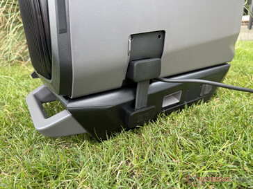 Une batterie permet une utilisation mobile. (Source de l'image : Marcus Schwarten / Notebookcheck)