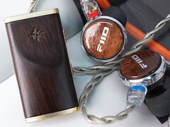 Le DAC en bois Fiio Snowsky Melody prend en charge la lecture Hi-Res Audio avec des écouteurs filaires de 3,5 mm et 4,4 mm. (Source de l'image : Fiio)