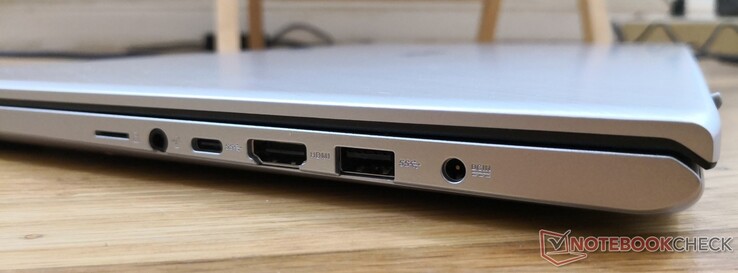 Côté droit : lecteur de carte micro SD, prise jack, USB C 3.1 Gen. 1 (non DisplayPort), HDMI, USB 3.0, entrée secteur.