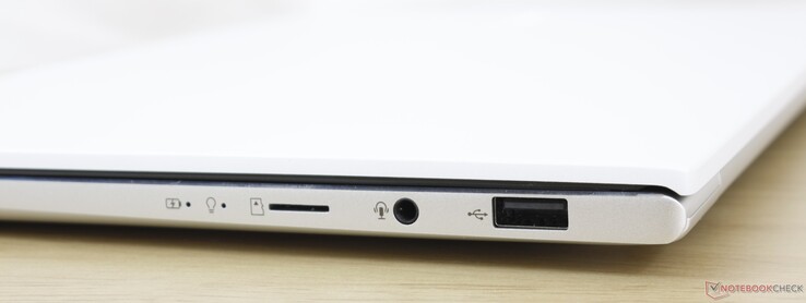 Droite : Lecteur microSD, combo audio 3,5 mm, USB-A 2.0