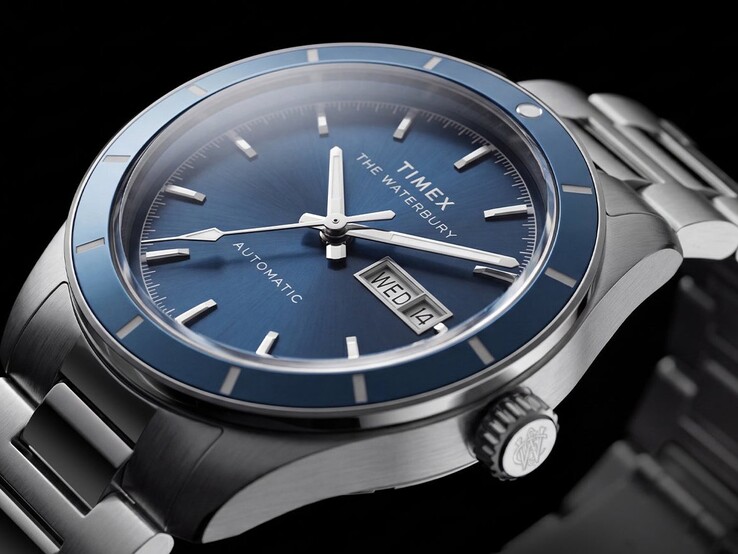 Gros plan sur la Timex Waterbury Heritage Automatic au cadran bleu, mettant en valeur ses aiguilles luminescentes, ses index appliqués et son affichage du jour et de la date.