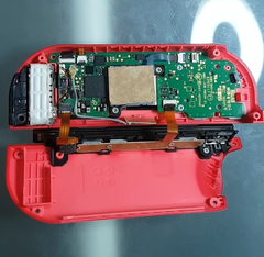 Vous pouvez réparer la redoutable dérive des Joy-Con avec un morceau de carton. (Image source : VK's Channel)