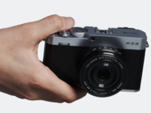 Appareil photo compact à objectif interchangeable Fujifilm X-E4 en main