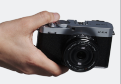 Appareil photo compact à objectif interchangeable Fujifilm X-E4 en main