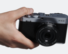 Appareil photo compact à objectif interchangeable Fujifilm X-E4 en main