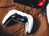 Une image d’une manette PS5 à côté d’une Nintendo Switch