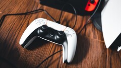 Une image d’une manette PS5 à côté d’une Nintendo Switch