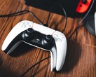 Une image d’une manette PS5 à côté d’une Nintendo Switch