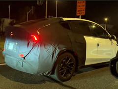 La Tesla Model Y, prétendument plus longue, à l&#039;essai. (Source de l&#039;image : Veo/X)