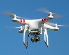 DJI conteste devant un tribunal fédéral la décision de la FCC relative à la liste des appareils couverts, alors que les règles américaines se resserrent autour de l'approbation des nouveaux drones fabriqués à l'étranger.
