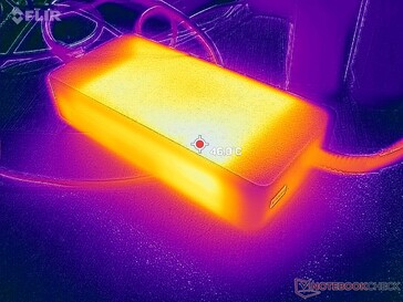 L'adaptateur secteur atteint plus de 46°C lorsqu'il fonctionne avec des charges exigeantes pendant plus d'une heure