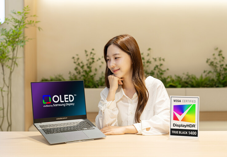 La dalle OLED de Samsung Display, certifiée VESA DisplayHDR True Black 1400, intégrée à l'ordinateur portable Lenovo Yoga Pro 9i Aura Edition.