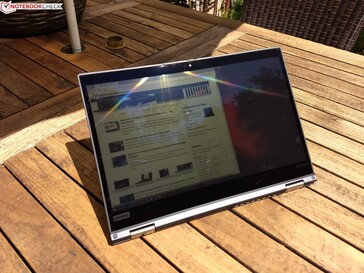 Lenovo ThinkPad X390 Yoga - À l'extérieur (au soleil).