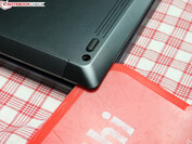 L'ouverture du MSI PS63 Modern n'est pas trop compliquée, avec un outil fin en plastique.