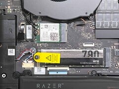 L'un des deux disques SSD M.2 2280 et l'adaptateur Wi-Fi