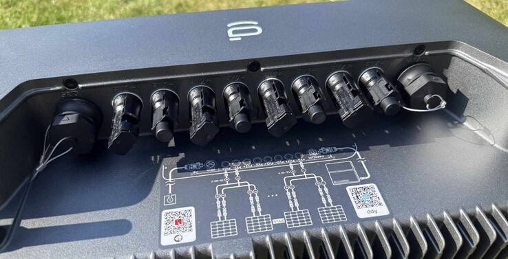 Les raccordements pour le photovoltaïque et le réseau électrique se trouvent en haut, sous un cache (déjà retiré ici).