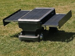 La tondeuse robot SunScout Pro est équipée de panneaux solaires intégrés. (Source : SunScout)