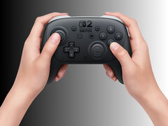La manette Nintendo Switch 2 Pro Controller soumise à un démontage est montrée dans les mains (Source d'image : Nintendo of America avec modifications)