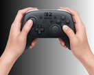 La manette Nintendo Switch 2 Pro Controller soumise à un démontage est montrée dans les mains (Source d'image : Nintendo of America avec modifications)