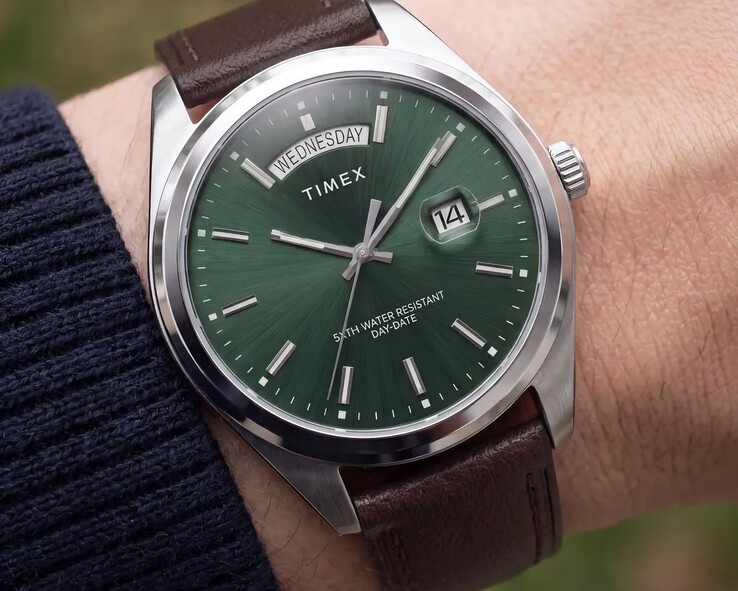 La Timex Legacy Day and Date portée au poignet, avec un cadran vert soleillé.
