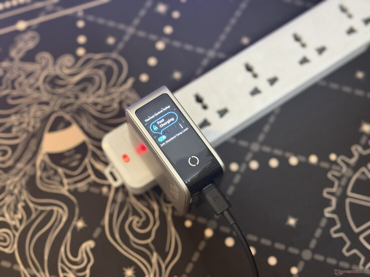 Écran de l'Ugreen Nexode Pro 160 W affichant la température pendant la recharge