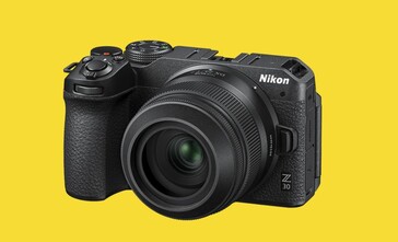 Le premier objectif Nikkor pour appareils photo DX dépasse à peine de la poignée du boîtier du Nikon Z30. (Source de l'image : Nikon)