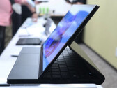 Le OneMix 5 prendra en charge plusieurs postures, y compris un fac-similé du Surface Laptop Studio. (Source de l'image : PC Watch)