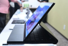 Le OneMix 5 prendra en charge plusieurs postures, y compris un fac-similé du Surface Laptop Studio. (Source de l&#039;image : PC Watch)