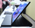 Le OneMix 5 prendra en charge plusieurs postures, y compris un fac-similé du Surface Laptop Studio. (Source de l'image : PC Watch)