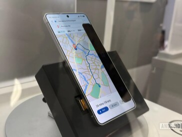 Téléphone Samsung Galaxy équipé d'une version plus récente de l'écran confidentiel, qui bloque environ un tiers de l'écran.