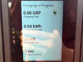 Les superchargeurs Tesla V4 à paiement direct font leur apparition au Royaume-Uni (image : James Court/X)