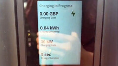 Les superchargeurs Tesla V4 à paiement direct font leur apparition au Royaume-Uni (image : James Court/X)