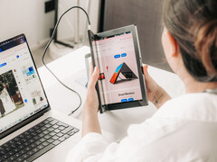 Le Single Flex Pro a un prix de lancement promotionnel de 1 299 dollars. Photo : le moniteur portable déplié.