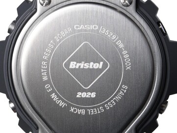 Gros plan sur le fond de boîtier en acier inoxydable gravé de la Casio G-Shock x F.C. Real Bristol DW-6900, sur lequel figurent le logo Bristol et la mention « 2026 ».
