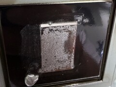 Les dissipateurs thermiques de la PS5 ne sont pas à l'abri des effets à long terme de la corrosion par le gallium, comme le montre cette surface de contact irrémédiablement endommagée.