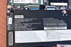 La batterie interne du Lenovo IdeaPad 730S.