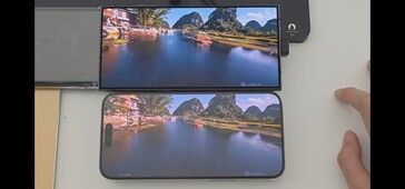 Galaxy S24 Ultra (en haut) vs iPhone 15 Pro Max (en bas). (Source : Ice Universe on X)