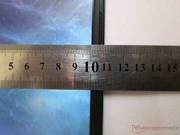 Les bordures d'écran du Zephyrus G15 2020 sont étroites sur trois des quatre côtés.